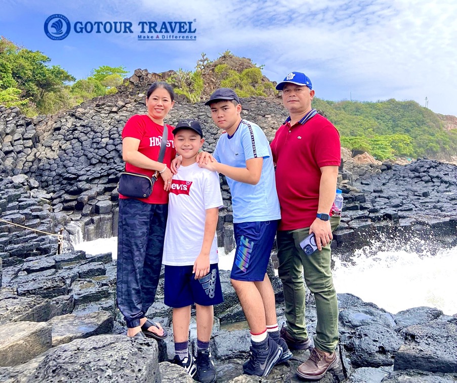 Du khách Cty Gotour tham quan Gành Đá Đĩa - Tour Quy Nhơn - Phú Yên